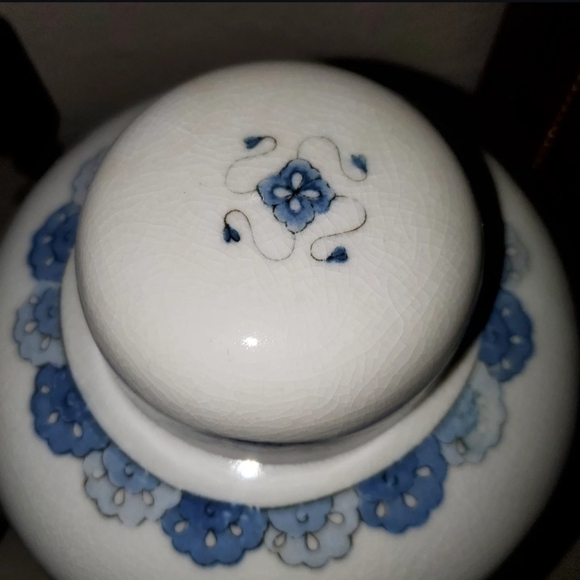 Vintage Andrea By Sadek Vase Ginger Jar Blue Floral Pattern on White Japan 8" - Picture 2 of 3
